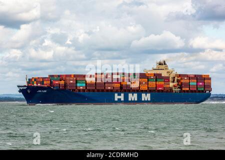 Ein großes Containerschiff, das den solent und den Hafen von southampton anlegt, legt an der Südküste englands an, Stockfoto