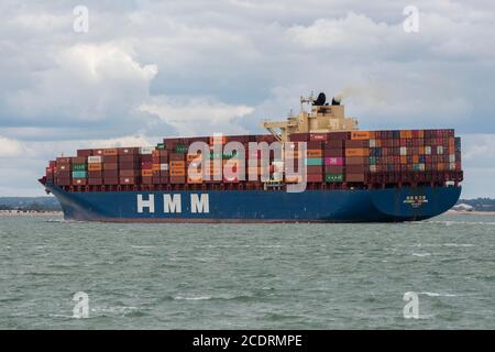 Ein großes Containerschiff, das den solent und den Hafen von southampton anlegt, legt an der Südküste englands an, Stockfoto