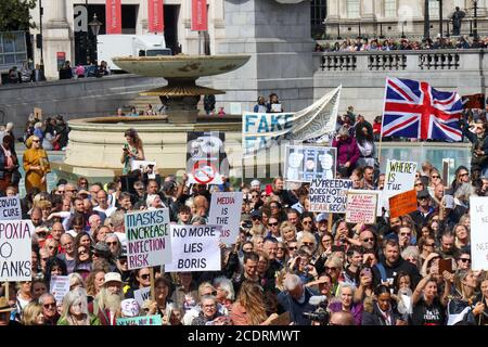 LONDON, ENGLAND, AUGUST 29 2020, Tausende von Anti-Maske-Demonstranten versammeln sich auf dem Trafalger Square gegen Lockdown-Beschränkungen, Maskenverschleißschutz und Impfvorschläge (Quelle: Lucy North) Quelle: MI News & Sport /Alamy Live News Stockfoto