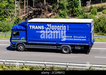 Trans-Bavaria Mercedes-Benz Atego LKW auf der Autobahn. Stockfoto