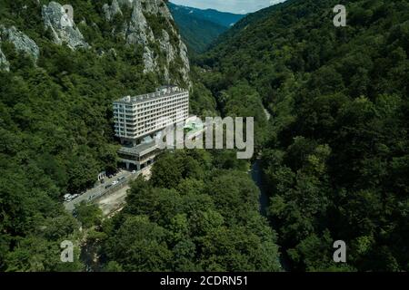 Eine Luftaufnahme des Hotels Roman, eingebettet in das Tal des Flusses Cerna, in der Nähe der alten Kurstadt Baile Herculane, Rumänien Stockfoto