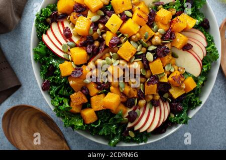 Herbstsalat mit Grünkohl, geröstetem Kürbis und Äpfeln Stockfoto