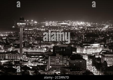 Blick auf die Skyline von Liverpool bei Nacht mit Gebäuden in England im Vereinigten Königreich Stockfoto