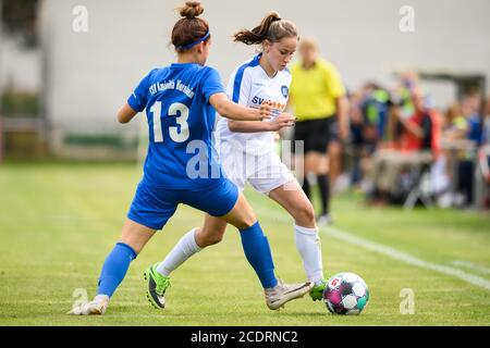 Lina-Marie Müller (KSC) im Duell mit Rabea Ronellenfitsch (Viernheim). GES/Fußball/Finale Bad FV Cup Women/TSV Amicitia Viernheim - Karlsruher SC, 29.08.2020 Fußball/Fußball: Damen Bad FV Cup Finale: Viernheim vs Karlsruhe, Ketsch, 29. August 2020 Stockfoto