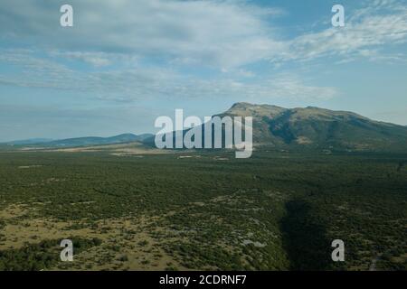 Eine Luftaufnahme von Ebenen und einem großen Hügel im Landesinneren Kroatiens. Stockfoto