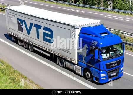 VTB MAN TGX LKW mit Curtainside Anhänger auf der Autobahn. Stockfoto