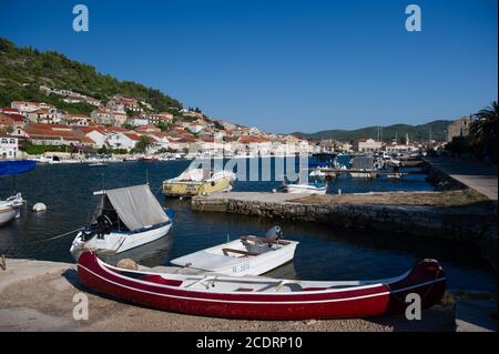 Kleine Erholungsboote ruhen in einem stillenden adriatischen Hafendorf. Stockfoto