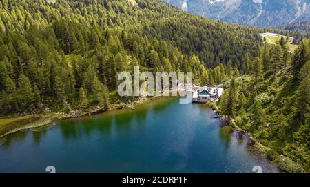 Der See Malghette liegt im Tal der Sonne, Trentino-Südtirol, im Herzen des Naturparks Adamello Brenta, auf 1900 m.. Stockfoto