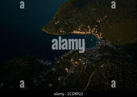 Das Dorf Račišće, auf der Insel Korcula in Kroatien, von oben gesehen während eines warmen Sommeruntergangs. Stockfoto