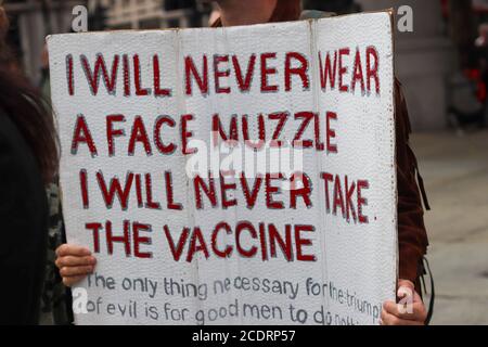 LONDON, ENGLAND, AUGUST 29 2020, Tausende von Anti-Maske-Demonstranten versammeln sich auf dem Trafalger Square gegen Lockdown-Beschränkungen, Maskenverschleißschutz und Impfvorschläge (Quelle: Lucy North) Quelle: MI News & Sport /Alamy Live News Stockfoto