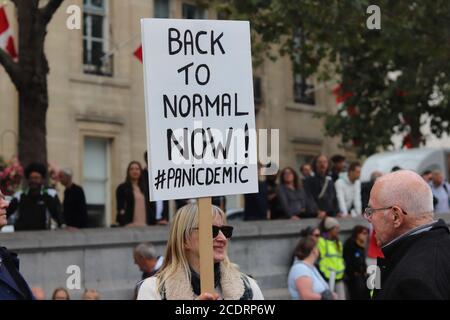 LONDON, ENGLAND, AUGUST 29 2020, Tausende von Anti-Maske-Demonstranten versammeln sich auf dem Trafalger Square gegen Lockdown-Beschränkungen, Maskenverschleißschutz und Impfvorschläge (Quelle: Lucy North) Quelle: MI News & Sport /Alamy Live News Stockfoto