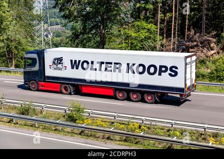 Wolter Koops Lkw auf der Autobahn. Wolter Koops ist ein Niederländischer Dienstleister im temperierten Transport und Logistik. Stockfoto