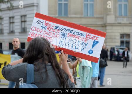 Wien, Österreich. August 2020. Demonstration der Gegner der Corona-Maßnahmen am Samstag, 29. August 2020 in Wien auf dem Karlsplatz. Quelle: Franz Perc / Alamy Live News Stockfoto