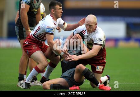 Castleford Tigers' Liam Watts (Mitte) wird von Wigan Warriors' Harry Smith (links) Liam Farrell während des Super League-Spiels im Halliwell Jones Stadium, Warrington, angegangen. Stockfoto