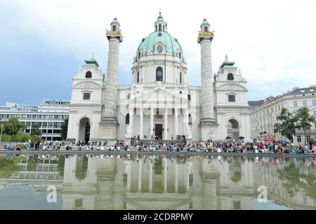 Wien, Österreich. August 2020. Demonstration der Gegner der Corona-Maßnahmen am Samstag, 29. August 2020 in Wien auf dem Karlsplatz. Quelle: Franz Perc / Alamy Live News Stockfoto