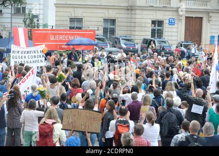 Wien, Österreich. August 2020. Demonstration der Gegner der Corona-Maßnahmen am Samstag, 29. August 2020 in Wien auf dem Karlsplatz. Quelle: Franz Perc / Alamy Live News Stockfoto