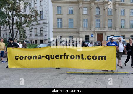 Wien, Österreich. August 2020. Demonstration der Gegner der Corona-Maßnahmen am Samstag, 29. August 2020 in Wien auf dem Karlsplatz. Quelle: Franz Perc / Alamy Live News Stockfoto