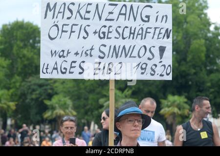 Wien, Österreich. August 2020. Demonstration der Gegner der Corona-Maßnahmen am Samstag, 29. August 2020 in Wien auf dem Karlsplatz. Quelle: Franz Perc / Alamy Live News Stockfoto