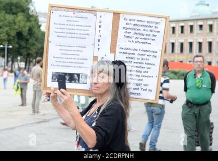 Wien, Österreich. August 2020. Demonstration der Gegner der Corona-Maßnahmen am Samstag, 29. August 2020 in Wien auf dem Karlsplatz. Quelle: Franz Perc / Alamy Live News Stockfoto