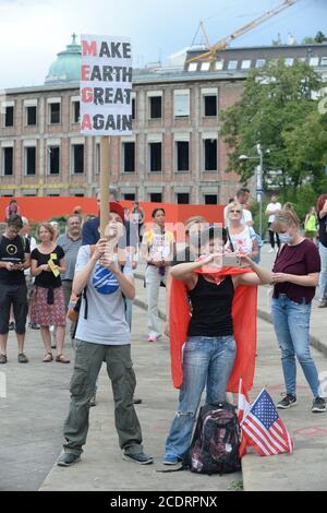 Wien, Österreich. August 2020. Demonstration der Gegner der Corona-Maßnahmen am Samstag, 29. August 2020 in Wien auf dem Karlsplatz. Quelle: Franz Perc / Alamy Live News Stockfoto