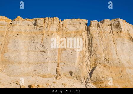 Klippe der gelb orange braun Sand Boden Ton unter den sonnigen Tag mit tiefblauen Himmel Stockfoto