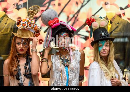 London, Großbritannien. 29. August 2020. Models nehmen an einer Flashmob-Modenschau in der Sloane Street, Knightsbridge, für den Designer Pierre Garroudi Teil. Kredit: Stephen Chung / Alamy Live Nachrichten Stockfoto