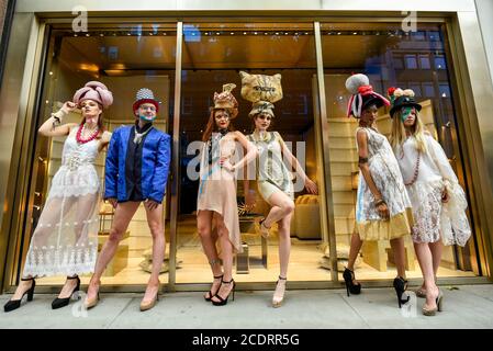 London, Großbritannien. 29. August 2020. Models nehmen an einer Flashmob-Modenschau in der Sloane Street, Knightsbridge, für den Designer Pierre Garroudi Teil. Kredit: Stephen Chung / Alamy Live Nachrichten Stockfoto
