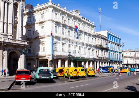 Historisches Hotel Inglaterra und Verkehr in der Nähe des Central Park, Havanna, Kuba Stockfoto