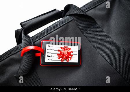 Reisetasche und Coronavirus-Adressschild, COVID-19 Reisewarnung Stockfoto