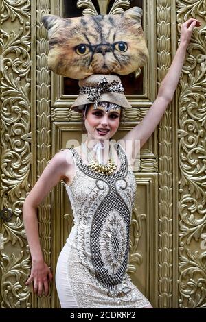 London, Großbritannien. 29. August 2020. Models nehmen an einer Flashmob-Modenschau in der Sloane Street, Knightsbridge, für den Designer Pierre Garroudi Teil. Kredit: Stephen Chung / Alamy Live Nachrichten Stockfoto