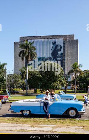 Oldtimer Taxifahrer an der Plaza de la Revolucion, Biblioteca Nacional de Cuba Jose Marti Stockfoto