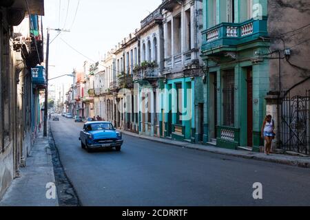 Alte amerikanische Oldtimer in den Straßen von Alt-Havanna, Kuba Stockfoto