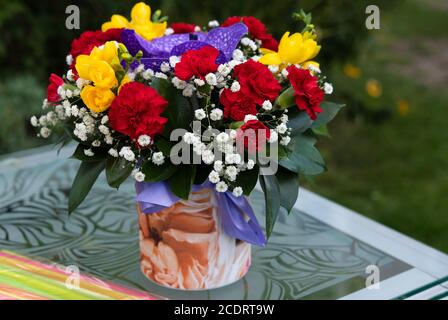 Blumenstrauß aus nächster Nähe. Vertikales Foto. Jahrestag Stockfoto