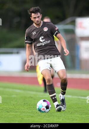 Lohne, Deutschland. August 2020. Fußball: Testspiele: SV Werder Bremen - FC St.Pauli. St. Paulis Leon flach auf dem Ball. Kredit: Carmen Jaspersen/dpa - WICHTIGER HINWEIS: Gemäß den Bestimmungen der DFL Deutsche Fußball Liga und des DFB Deutscher Fußball-Bund ist es untersagt, im Stadion und/oder aus dem Spiel aufgenommene Aufnahmen in Form von Sequenzbildern und/oder videoähnlichen Fotoserien zu nutzen oder auszunutzen./dpa/Alamy Live News Stockfoto