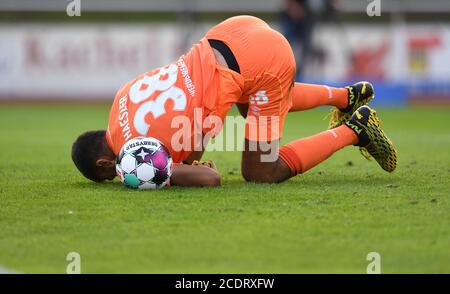 Lohne, Deutschland. August 2020. Fußball: Testspiele: SV Werder Bremen - FC St.Pauli. Werder Torhüter Eduardo dos Santos Haesler hat den Ball. Kredit: Carmen Jaspersen/dpa - WICHTIGER HINWEIS: Gemäß den Bestimmungen der DFL Deutsche Fußball Liga und des DFB Deutscher Fußball-Bund ist es untersagt, im Stadion und/oder aus dem Spiel aufgenommene Aufnahmen in Form von Sequenzbildern und/oder videoähnlichen Fotoserien zu nutzen oder auszunutzen./dpa/Alamy Live News Stockfoto