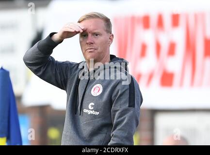 Lohne, Deutschland. August 2020. Fußball: Testspiele: SV Werder Bremen - FC St.Pauli. St. Paulis Trainer Timo Schultz am Rande. Kredit: Carmen Jaspersen/dpa - WICHTIGER HINWEIS: Gemäß den Bestimmungen der DFL Deutsche Fußball Liga und des DFB Deutscher Fußball-Bund ist es untersagt, im Stadion und/oder aus dem Spiel aufgenommene Aufnahmen in Form von Sequenzbildern und/oder videoähnlichen Fotoserien zu nutzen oder auszunutzen./dpa/Alamy Live News Stockfoto