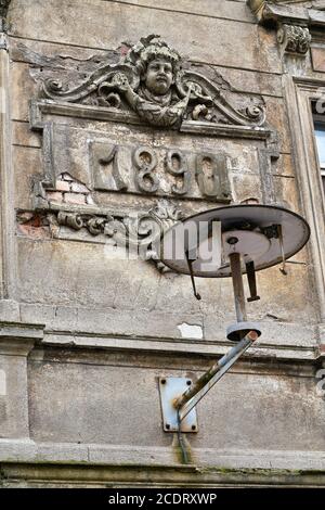 Zerstörte Lampe auf der verfallenen Fassade eines Hauses in Magdeburg Stockfoto