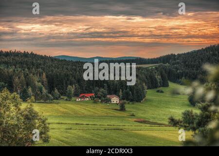 Wunderschöne Landschaft Sonnenuntergangsszene über deutschland Bayern Stockfoto