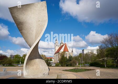 Flaggendenkmal und St. Johannis-Kirche am Ufer der Elbe in Magdeburg Stockfoto