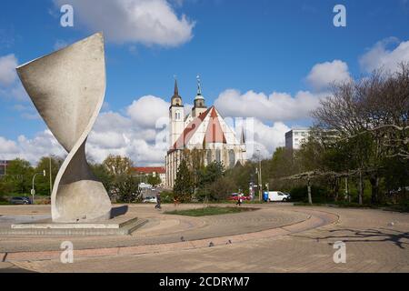 Flaggendenkmal und St. Johannis-Kirche am Ufer der Elbe in Magdeburg Stockfoto