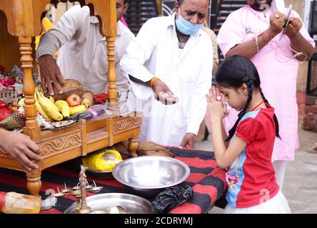 Beawar, Rajasthan, Indien, 29,2020. August: Hinduistische Anhänger beten Lord Krishna anlässlich des 'Jal Jhulni Ekadashi'-Festivals inmitten einer Coronavirus-Pandemie in Beawar. Auf diesem Ekadashi verehren Hindus den Vamana Avatar von Lord Vishnu. Es wird angenommen, dass derjenige, der das Fasten an diesem Tag beobachtet, mit immensem Glück und Glück gesegnet wird. Ein anderer Glaube, dass Mutter Yashodha an diesem Tag die Kleider von Lord Krishna gewaschen hat. Kredit: Sumit Saraswat/Alamy Live Nachrichten Stockfoto