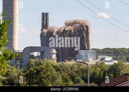 20. AUGUST 2020. RUGELEY, STAFFORDSHIRE. UK., das Kesselhaus zum Kohlekraftwerk bei Rugeley wird mit einer kontrollierten Explosion während des Abrisses des Geländes heruntergefahren, um Platz für neue Wohnungen zu machen. Das Kraftwerk liegt etwas außerhalb der Stadt. Stockfoto