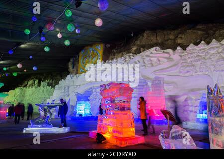 Peking / China - 12. Februar 2015: Eisskulpturen am Yanqing Longqing Gorge Eis- und Schneefest traditionell jeden Winter in Yanqing Distric Stockfoto