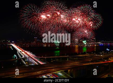 Taiwan. August 2020. Ein 480 Sekunden langes Feuerwerk zur Feier des „QiXi Festivals“ mit der Förderung des Valentinstags von Taipei, inmitten der Ausbreitung der Pandemie-Krankheit Covid-19, Dadaocheng Gebiet, Taipei Stadt, Taiwan, 29 Aug 2020. (Ceng Shou Yi/ Credit: SIPA USA/Alamy Live News Stockfoto