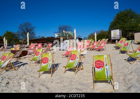 Die Strandbar am Ufer der Elbe in Magdeburg. Stockfoto