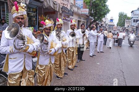 Beawar, Rajasthan, Indien, 29,2020. August: Mitglieder einer Band treten außerhalb des RAM-Tempels anlässlich des 'Jal Jhulni Ekadashi' Festivals inmitten der Coronavirus-Pandemie in Beawar auf. Auf diesem Ekadashi verehren Hindus den Vamana Avatar von Lord Vishnu. Es wird angenommen, dass derjenige, der das Fasten an diesem Tag beobachtet, mit immensem Glück und Glück gesegnet wird. Ein anderer Glaube, dass Mutter Yashodha an diesem Tag die Kleider von Lord Krishna gewaschen hat. Kredit: Sumit Saraswat/Alamy Live Nachrichten Stockfoto