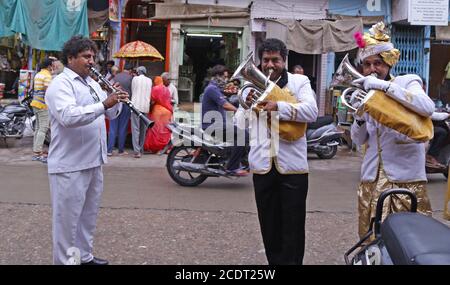 Beawar, Rajasthan, Indien, 29. August 2020: Mitglieder einer Band treten außerhalb des RAM-Tempels anlässlich des 'Jal Jhulni Ekadashi' Festivals inmitten einer Coronavirus-Pandemie in Beawar auf. Auf diesem Ekadashi verehren Hindus den Vamana Avatar von Lord Vishnu. Es wird angenommen, dass derjenige, der das Fasten an diesem Tag beobachtet, mit immensem Glück und Glück gesegnet wird. Ein anderer Glaube, dass Mutter Yashodha an diesem Tag die Kleider von Lord Krishna gewaschen hat. Kredit: Sumit Saraswat/Alamy Live Nachrichten Stockfoto