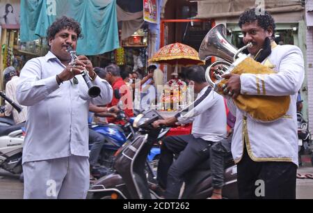 Beawar, Rajasthan, Indien, 29,2020. August: Mitglieder einer Band treten außerhalb des RAM-Tempels anlässlich des 'Jal Jhulni Ekadashi' Festivals inmitten der Coronavirus-Pandemie in Beawar auf. Auf diesem Ekadashi verehren Hindus den Vamana Avatar von Lord Vishnu. Es wird angenommen, dass derjenige, der das Fasten an diesem Tag beobachtet, mit immensem Glück und Glück gesegnet wird. Ein anderer Glaube, dass Mutter Yashodha an diesem Tag die Kleider von Lord Krishna gewaschen hat. Kredit: Sumit Saraswat/Alamy Live Nachrichten Stockfoto