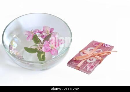 Natürliche handgemachte Blumenseife und Kirschblüten im Wasser Stockfoto