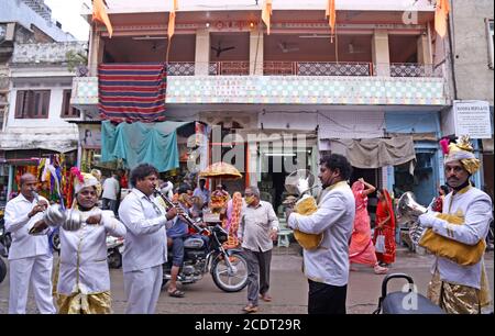 Beawar, Rajasthan, Indien, 29,2020. August: Mitglieder einer Band treten außerhalb des RAM-Tempels anlässlich des 'Jal Jhulni Ekadashi' Festivals inmitten der Coronavirus-Pandemie in Beawar auf. Auf diesem Ekadashi verehren Hindus den Vamana Avatar von Lord Vishnu. Es wird angenommen, dass derjenige, der das Fasten an diesem Tag beobachtet, mit immensem Glück und Glück gesegnet wird. Ein anderer Glaube, dass Mutter Yashodha an diesem Tag die Kleider von Lord Krishna gewaschen hat. Kredit: Sumit Saraswat/Alamy Live Nachrichten Stockfoto